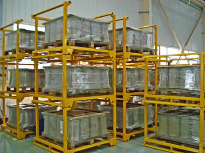 Stacking post pallet application