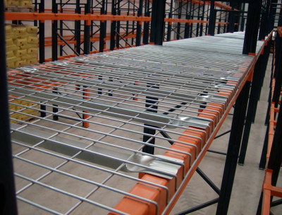 Wire mesh decking with flared supports on pallet racking