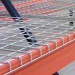 Wire decking with U supports application on pallet racking