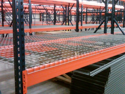 Wire decking with U supports application