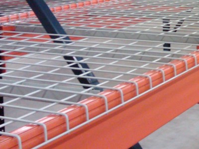 Wire decking with U supports application on pallet racking